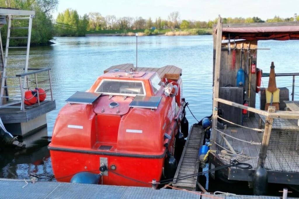 Ausgebautes Freifallrettungsboot Knutschkugel Hamburg
