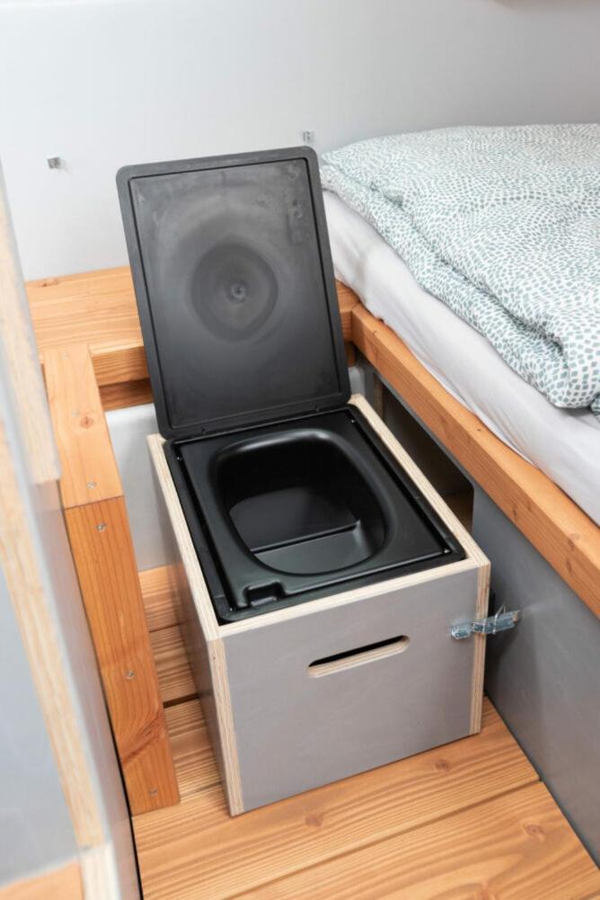 Ausgebautes Freifallrettungsboot Knutschkugel *