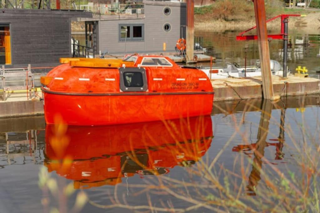 Ausgebautes Freifallrettungsboot Knutschkugel *